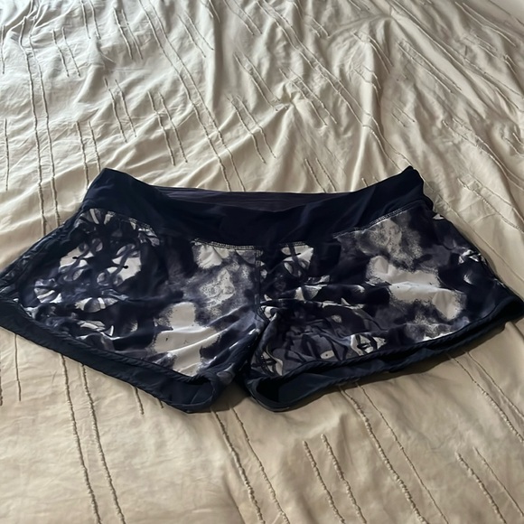 Size 10 Lululemon running shorts - Picture 1 of 4